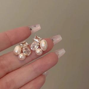 Bông tai bạc 925 kim vuông Pháp zircon 2026 tính khí mới bông tai ngọc trai ánh sáng sang trọng thiết kế thời trang bông tai