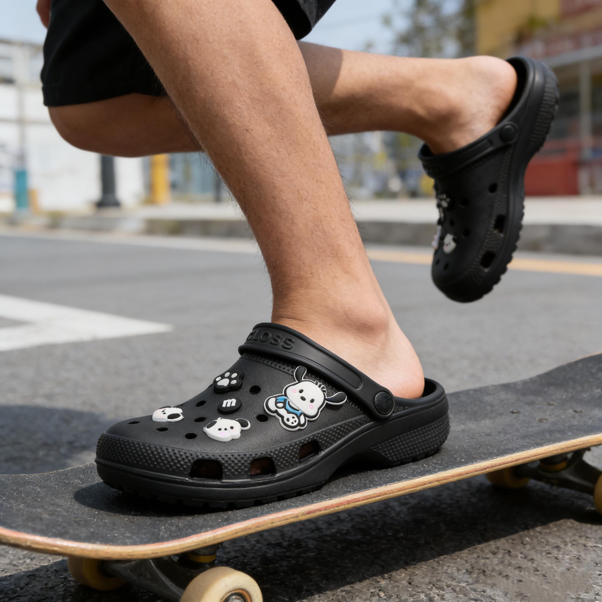 [Aksesoris Gratis]CLOSS Ukuran 36–44 Cocok untuk pria & wanita Sandal Berlubang Kekinian Sandal Unisex Pria Wanita Slip On Anti Slip Modis Serbaguna Awet Shoes Karet