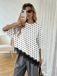 Camiseta holgada con lunares elegantes, ribete de encaje asimétrico, media manga, estilo callejero vintage, tejido suave y transpirable, moda veraniega