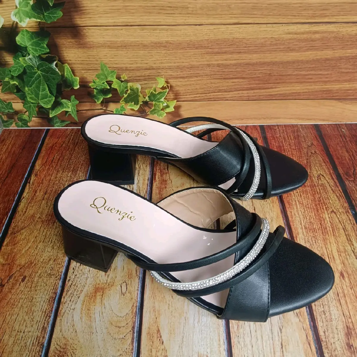 SANDAL HELLS KOTAK MOTIF PERMATA Slip Resistant S