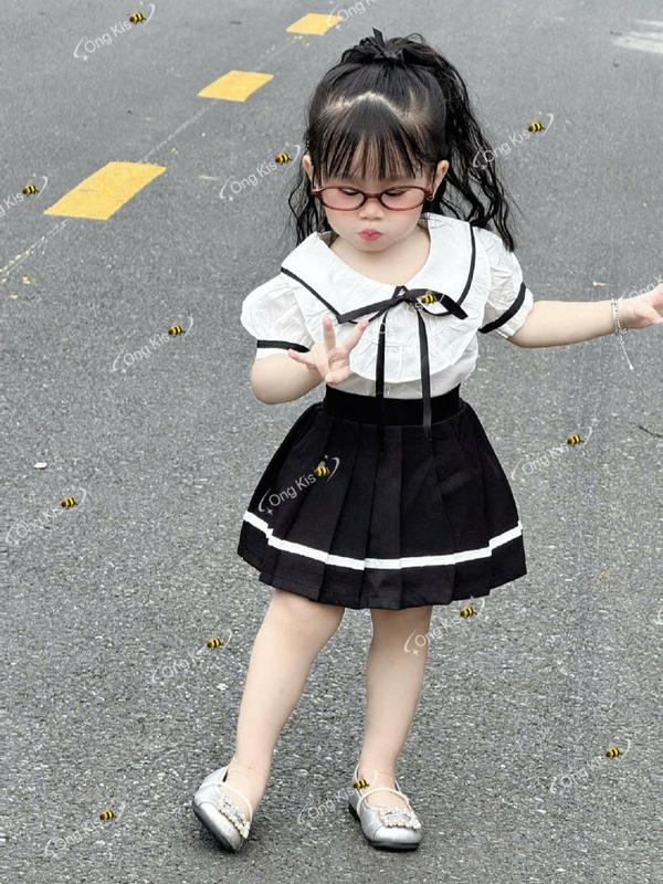 Ong Kis Sét sơ mi cổ sen tay bồng viền lé nổi kèm chân váy thô dập ly cho bé gái 10-30kg.
