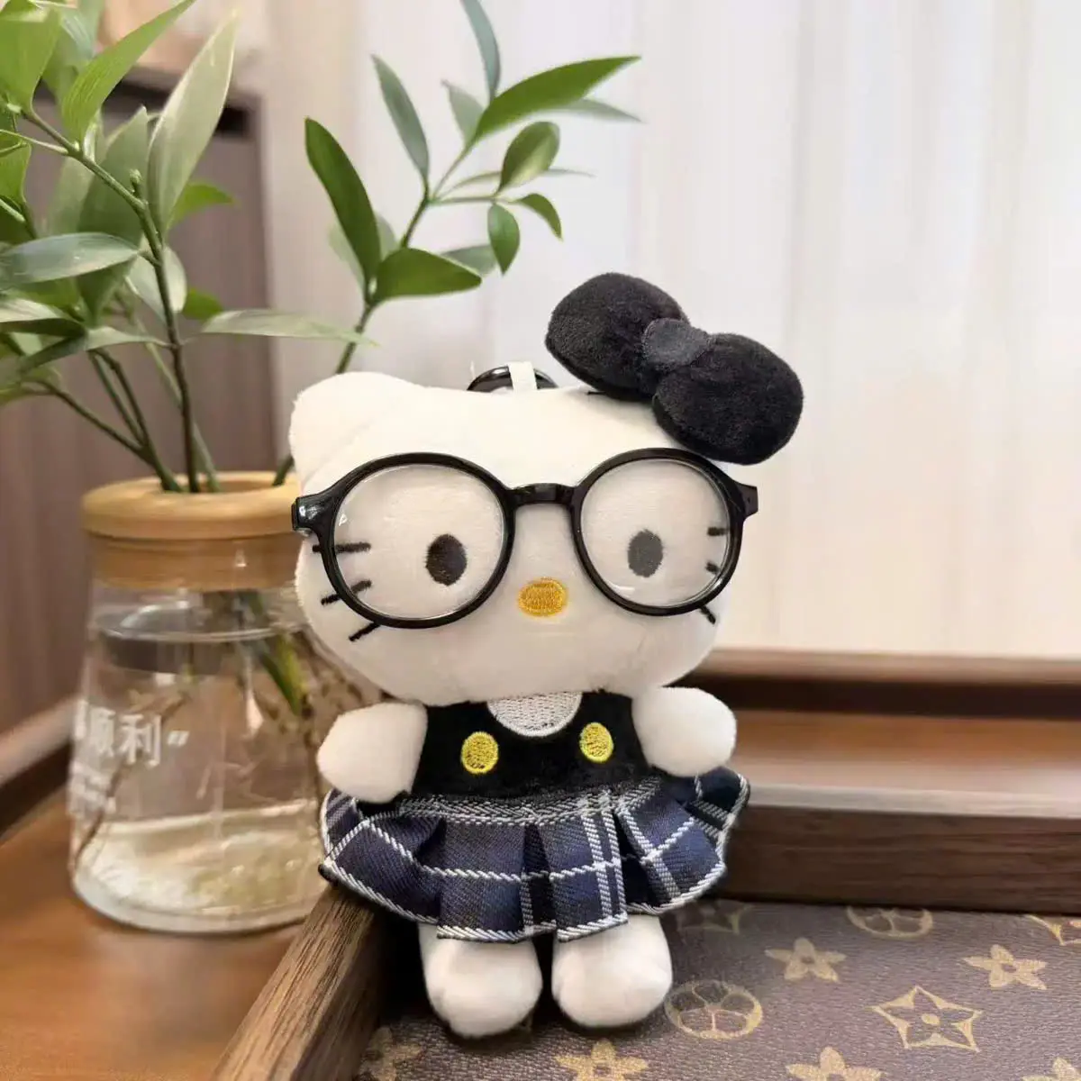 Kitty nơ kính đen