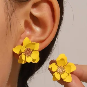 Anting tusuk desain kelopak bunga cantik