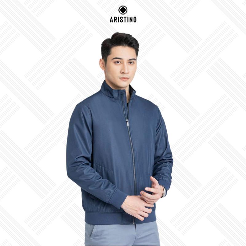 ARISTINOÁo khoác nam 2 lớp chất liệu Polyester cải tiến mang đến bề mặt vải bóng mịn, sắc nét, giữ phom tốt và hạn chế nhăn nhàu, đảm bảo sự tươi mới và chỉn chu AJK054W3