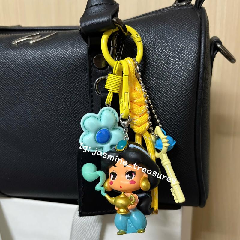 Móc Khóa Túi Xách Công Chúa Disney Chibi - Thiết Kế Đáng Yêu Váy Vàng Rực Rỡ & Charm Hoa Chuông Dây Tết Tặng Người Thân Ý Nghĩa
