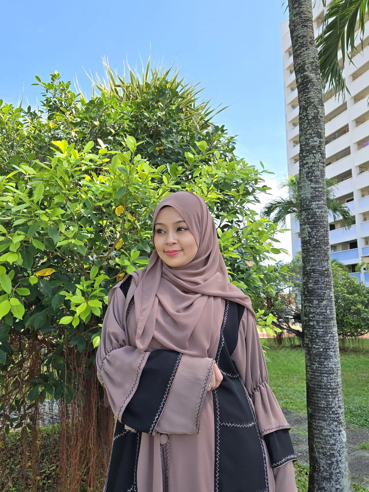 Flowy two-toned trendy Abaya with layered sleeves
