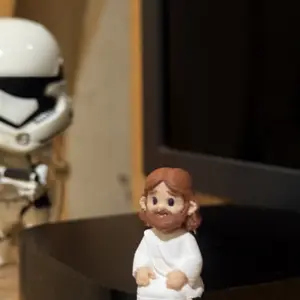 Mini Figur Yesus Bunda Maria Duduk Pajangan Monitor Komputer Dekorasi Meja Kerja Estetik Hiasan Desktop Cute