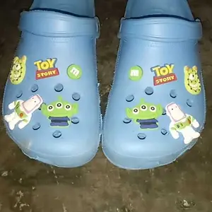 Pin AksesorisMainan Karakter Bahan PVC Picture Real astronot Sepatu Bros Variasi jibbitz couple tempelan DIY Shoe Flower Charm