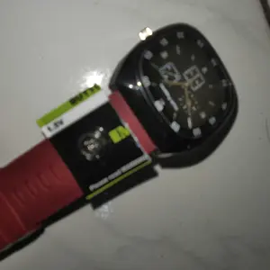 Bonus Baterai Cadangan Jam Tangan Kekinian untuk Wanita dan Pria Analog Tali Silikon Rubber dengan Desain Eksklusif