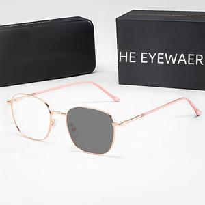 (กล่องฟรี) แว่นอ่านหนังสือกรอบใหญ่โลหะ แว่นโฟโตโครมิกอัจฉริยะป้องกันแสงสีฟ้าและรังสี เหมาะสำหรับสวมใส่ที่บ้านเพื่อใช้โทรศัพท์และอ่านหนังสือ