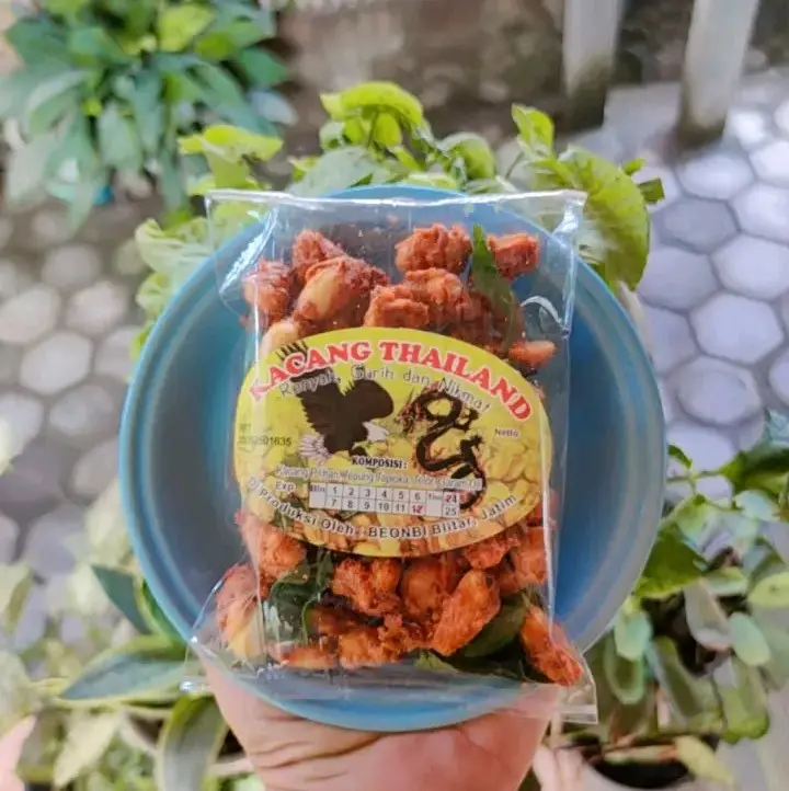 kacang thailand pedas gurih  300g/pcs