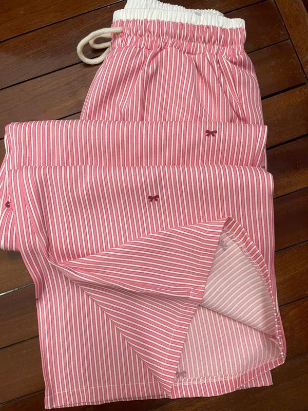 Quần suông ống rộng kẻ sọc phối hoạ tiết nơ nhí .Hàng loại 1. Lưng thun eo cao chất vải đũi lạnh mềm mát.2 màu xinh xỉu