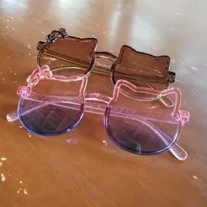 Kacamata Anak Model Kucing Imut Fashionable dengan Aksen Pita Lucu dan Menarik untuk Berbagai Acara Sehari-hari