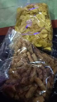 Product Review of paket bundling 1 kg keripik pisang kepok gurih & sumpiah abon udang Camilan Snack from S**n B**u 0