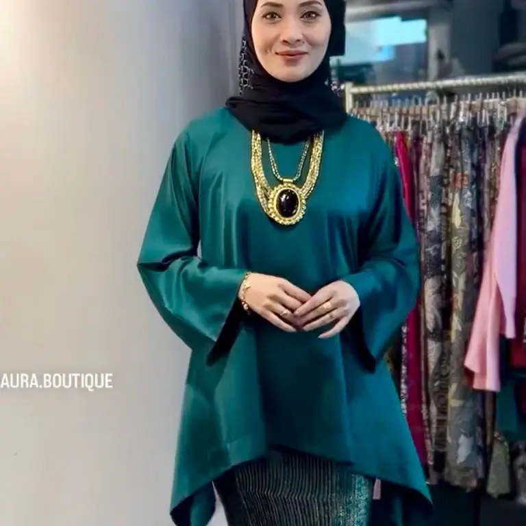 Ria Flare Kurung Top A flare princess cut kurung top in emerald green & matched with Batik Pleated Skirt.