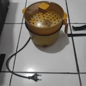 Panci Elektrik Serbaguna small Bebek Kuning Panci Listrik Serbaguna Elektrik Cooker Multifungsi /Panci Kukus Elektrik 1.8 Liter/Panci Listrik Elektrik Serbaguna Multifungsi Hitam Kabel Stainless