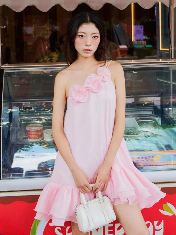 JOVEN Đầm Nữ  Tabi  Cổ Lệch 1 Bên Có 3 Hoa Đính Kèm Trên Cổ Áo Chất Liệu Xốp Ánh Kim Thân Xoè Rộng Kiểu Baby Doll Lai Bèo