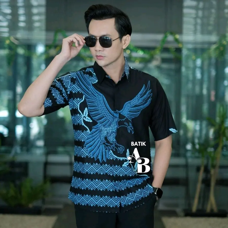 Batik Solo premium lengan pendek hem anak muda kekinian slimfit lapis furing motif elang biru bahan katun halus kemeja lengan pendek pria baju manis size- (m)      [bb 50kg] baju endek biru denpasar Kain Seragam