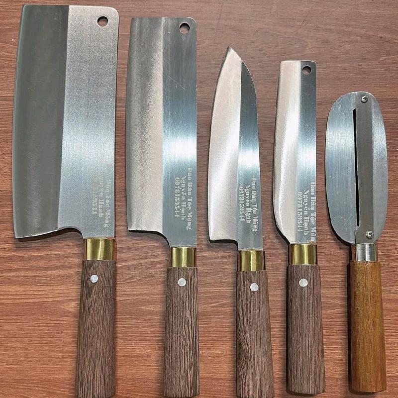 Bộ dụng cụ bếp 5 món. 1 dao chặt bằng.1 dao thái to.1 dao lọc và 1 dao Thái bé.1 dao gọt hoa quả