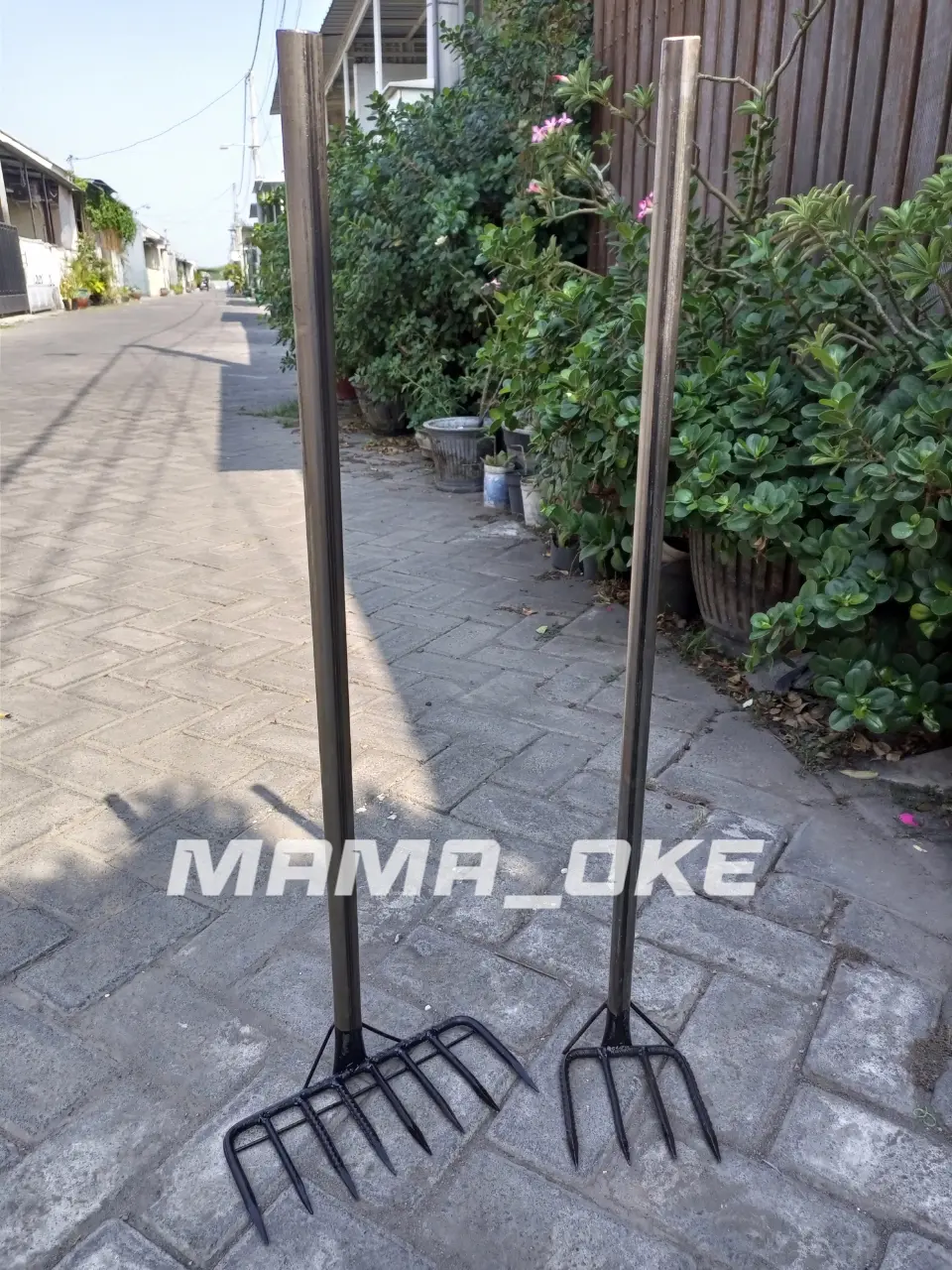 Garuk Sampah Gagang Pipa Besi