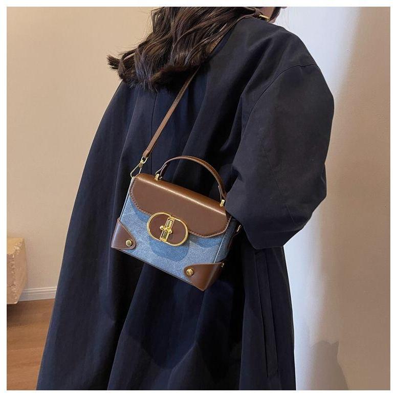 Product Introduction of This year's popular for women in autumn and winter, versatile 2024 new single shoulder crossbody bag, portable box, small square bag 9