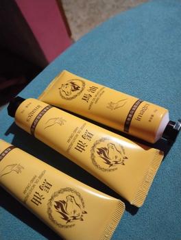 Product Review of PAKET 3 PCS Images Hand Cream horse Oil Krim Pelembab Tangan Kering from C**. m**🌹 1