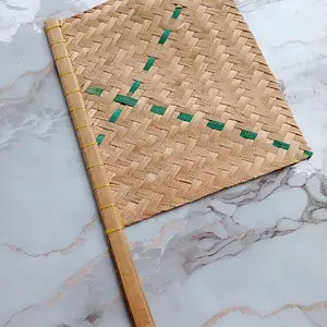 Kipas Hihid Tradisional dengan Desain Anyaman Natural dan Warna Tahan Lama untuk Kegunaan Sehari-hari