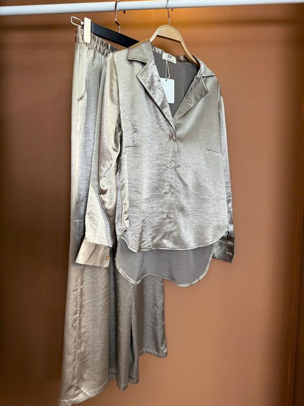 S223 Set Bộ Áo Sơ Mi Cổ Vest Phối Quần Ống Rộng Chất Liệu Lụa Queen Trẻ Trung Hack Dáng