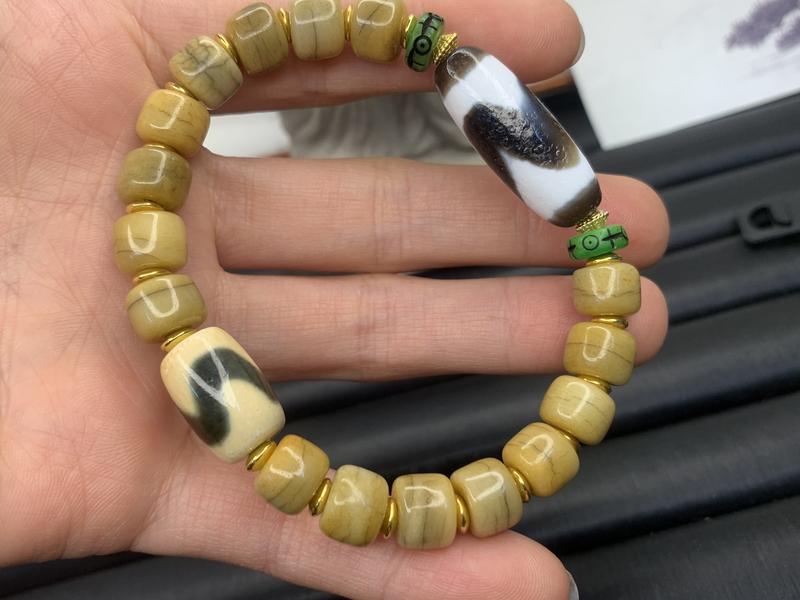 Product Introduction of Fashionable jewelry, Tibetan Dzi beads. Blessings and empowerment from the snowy plateau.11588 They have been empowered and blessed in the temple. 4