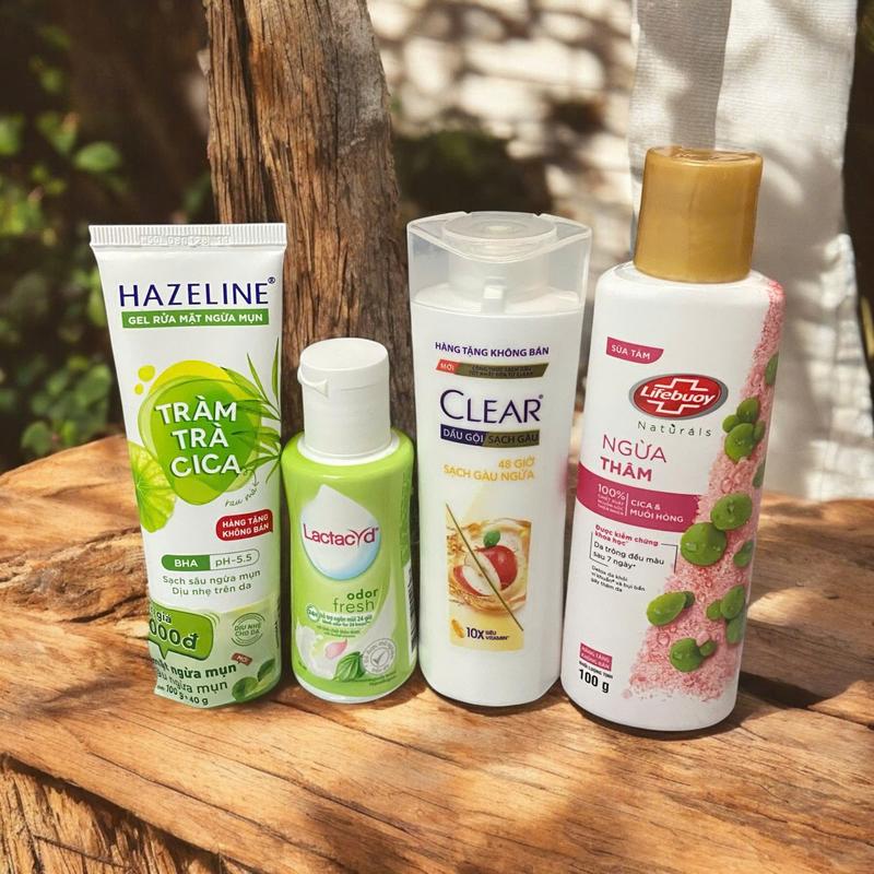 Combo 4 món gồm : 1chai dầu gội Clear táo 70g +1chai sữa tắm muối hồng Life buoy 100g +1tuýp sữa rửa mặt Hazeline 40g +1chai dung dịch vệ sinh Lactacyd 62g( giao màu ngẩu nhiên )