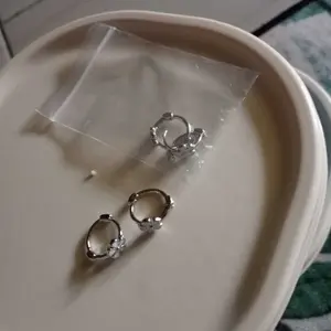 Anting Titanium Bunga Daisy Vintage Korea - Pin Perak S925, Aman dan Tanpa Bekas Telinga - Desain Sederhana, Cocok untuk Wanita