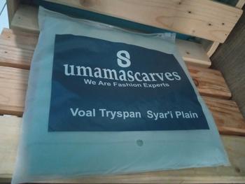 Product Review of Jilbab Umama Scarf Voal Tryspan Syari Lasercut Logo S POUCH 130x130cm Kerudung Voal Premium from r**1 0