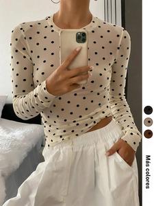 Top ajustado para mujer con lunares de malla, manga larga y cuello redondo; estilo casual sin botones ni cuello, perfecto para uso diario