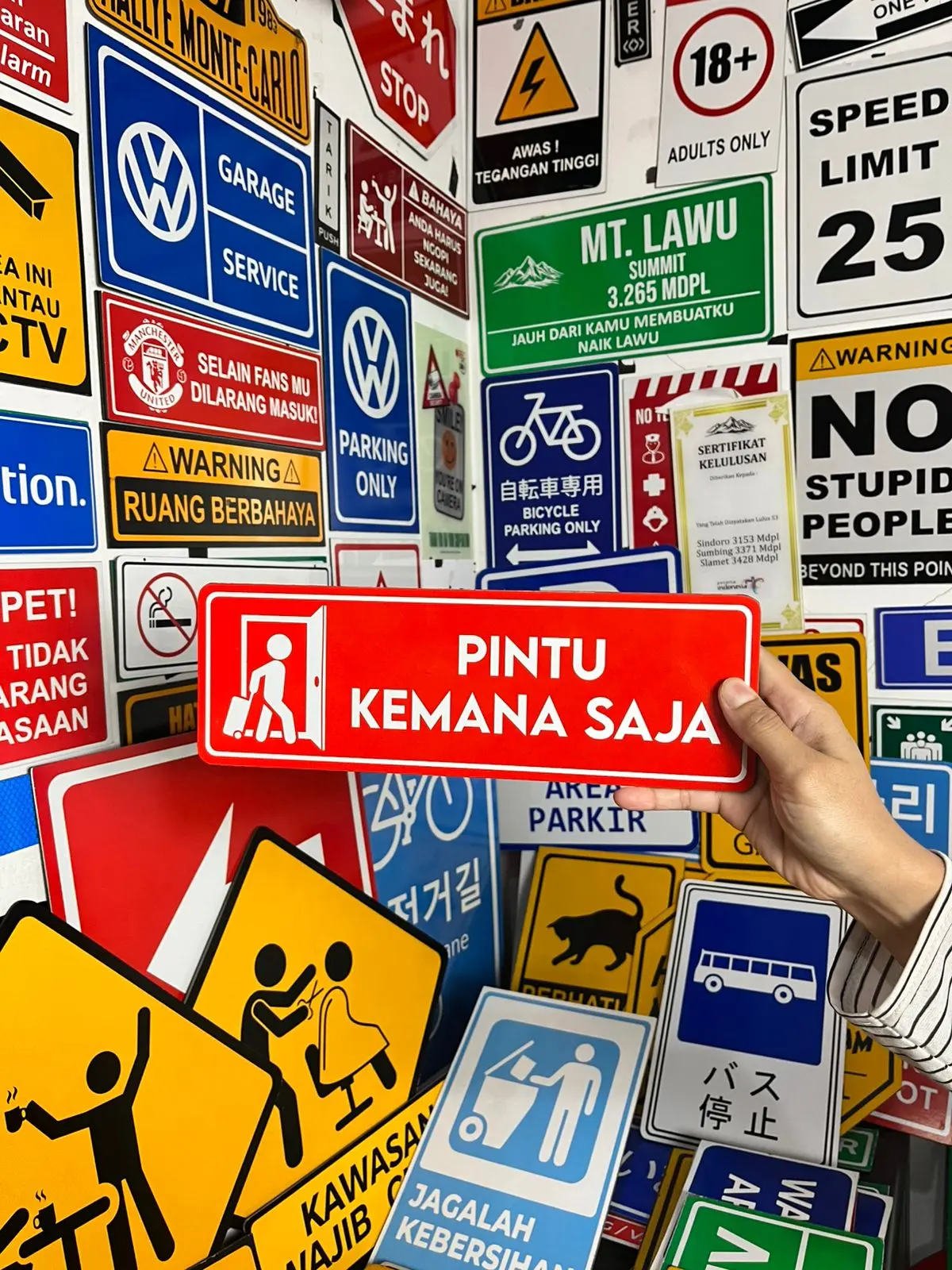 SIGN TANDA PINTU KEMANA SAJA 10 X 30 CM (MERAH) | RAMBU TANDA PETUNJUK ARAH