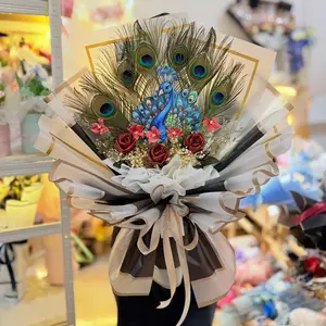 Buket Bulu Merak Cantik Elegan dengan Desain Peacock dan Bunga Mawar Merah untuk Hadiah Spesial