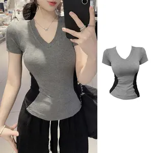 Kaos wanita lengan pendek V-neck abu-abu dengan warna kontras