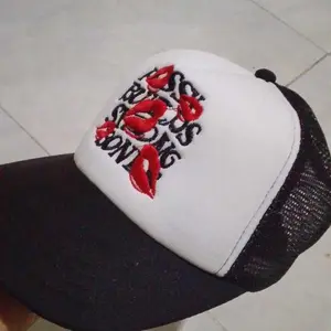 Topi Baseball Kiss dengan Desain Unik Warna Ungu dan Putih Cocok untuk Gaya Casual Anda
