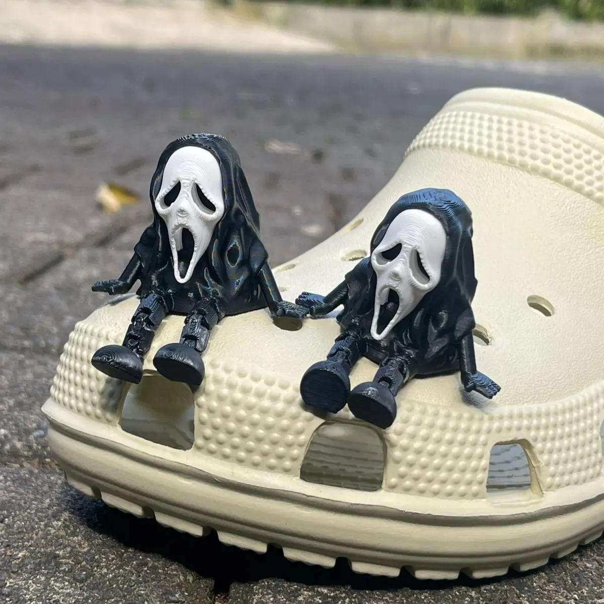Pusat Jibitz Id - Pin Sandal Motif Setan Duduk KalcerKalcer 2 Pcs Pin Setan Duduk Hiasan Accesories Sandal Baim Bapau