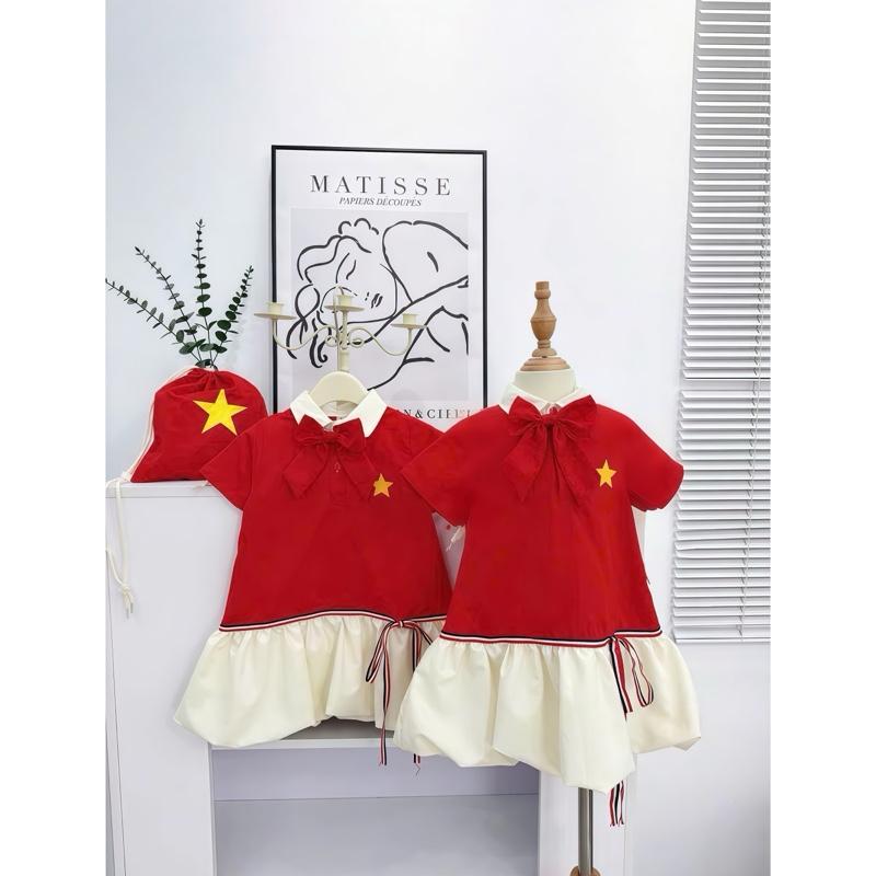Shopmemo x Tặng Buộc Tóc Cờ 8-25kg Váy Cotton cổ đức Màu cờ đỏ in sao vàng cho bé gái dáng bí