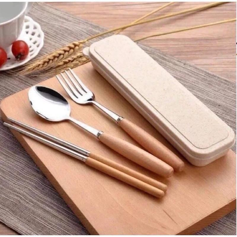 Bộ Thìa Dĩa Đũa Lúa Mạch Cán Gỗ Kiêm Hộp đựnġ , Bộ Thìa Đũa Dùng Cho Dân Văn Phòng