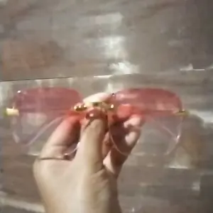 Kacamata Hitam Wanita Korea Tanpa Bingkai Oversized Frameless Sunglasses dengan Perlindungan UV400 Lensa Plastik Eyewear Perempuan Stainless