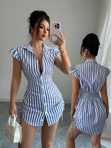 Vestido camisero elegante para vacaciones con franjas y cintura ceñida, mangas de múltiples capas y mangas mariposa; blusa con mangas mariposa; ropa casual femenina