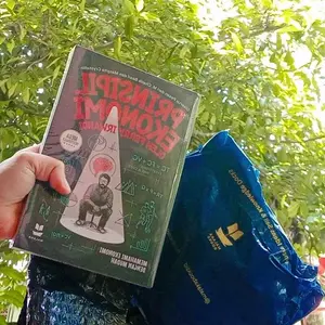 Buku Prinsipil Ekonomi oleh Ferry Irwandi Edisi Terbaru (Official Store)