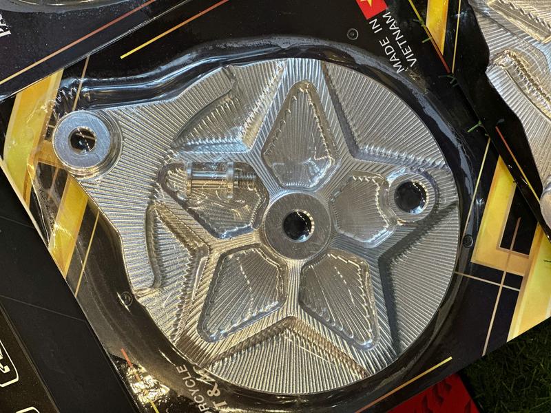 MÁ ĐÙM Nhôm CNC siêu đẹp cho các dòng xe YAMAHA - HONDA - WAVE Phụ Kiện Phụ Tùng