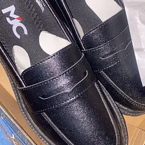 MJC Indonesia Sepatu Oxford Pria Original Hero Black Kulit PU Anti Selip Formal Casual Slip On Kantor Kuliah Unisex Shoes Flat Hitam Kerja Kasual Pantofel