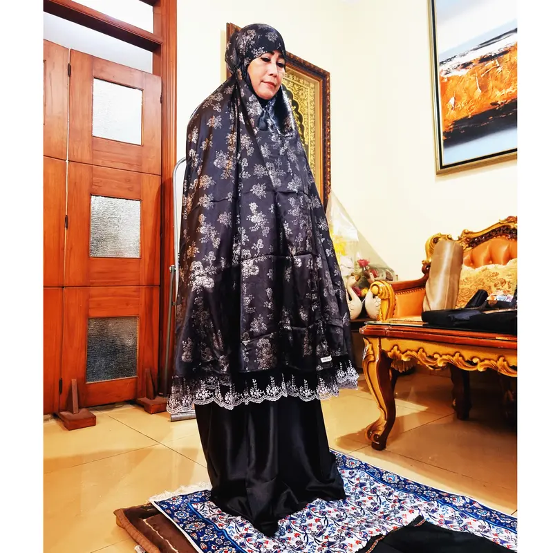 Mukena Kemewahan Bahan Sutra Hitam Motif Gold & Silver Ukuran Jumbo 6
