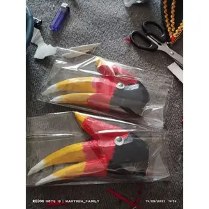 Replika Kepala Burung Enggang untuk Kostum Karnaval Tema Dayak dengan Warna Merah Kuning dan Hitam