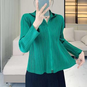 Simple pleated zipper dress for women, slimming and shaping figure, comfortable and casual, fashionable spring-autumn coat, hooded pullover for women lioness  striped  long  sleeve poplin  top