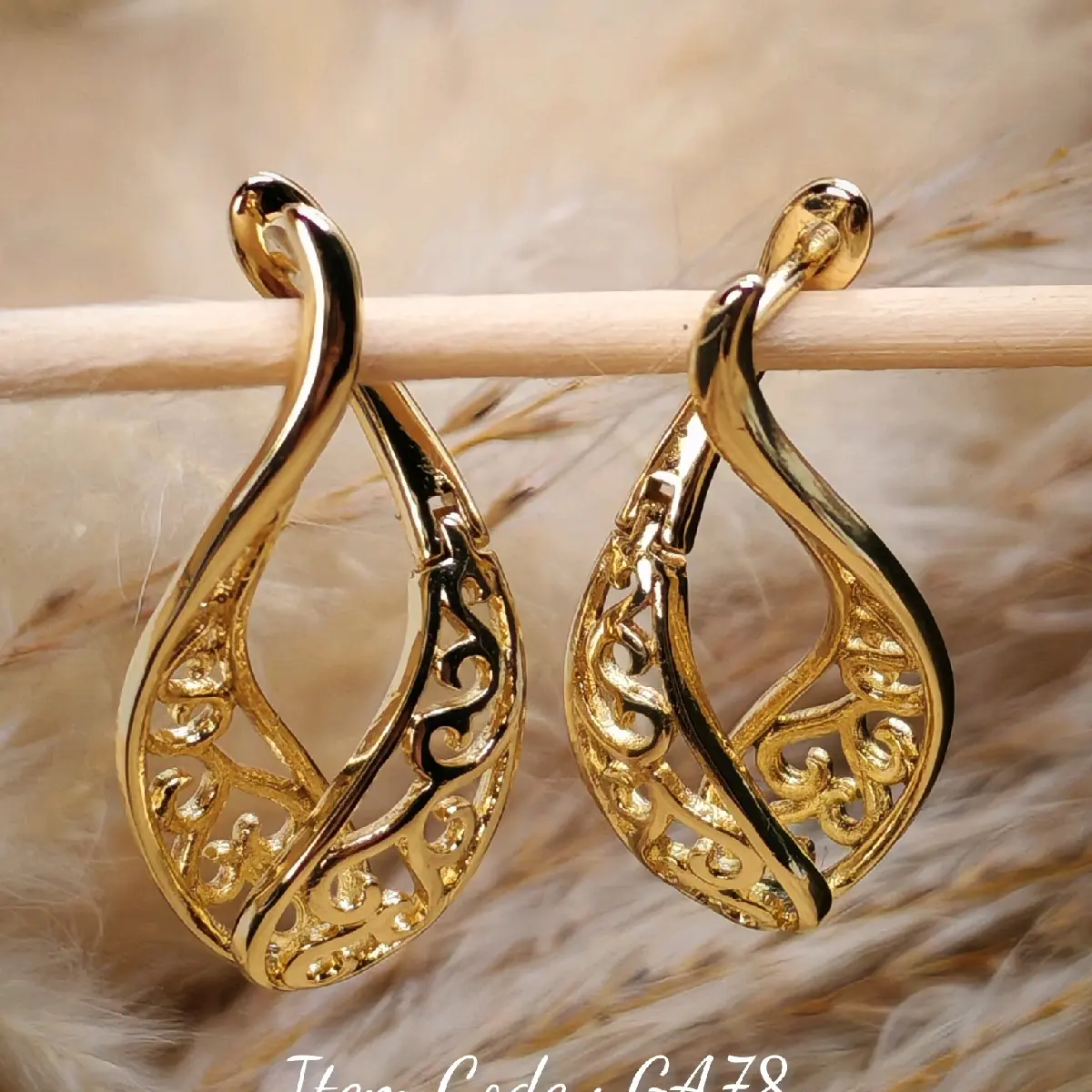 GA78 ** Stunning & Elegant Loop Earrings - Gold platted. Hypoallergenic & Non tarnished