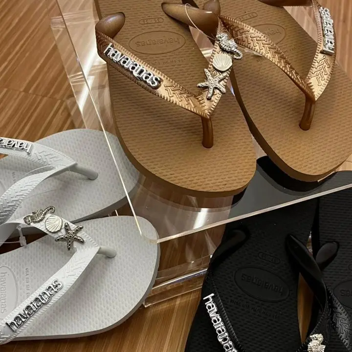 Chinelo Havaianas Top Minimalista com Logo Metálico Pingentes Estrela do Mar Concha Dourado Prateado Praia